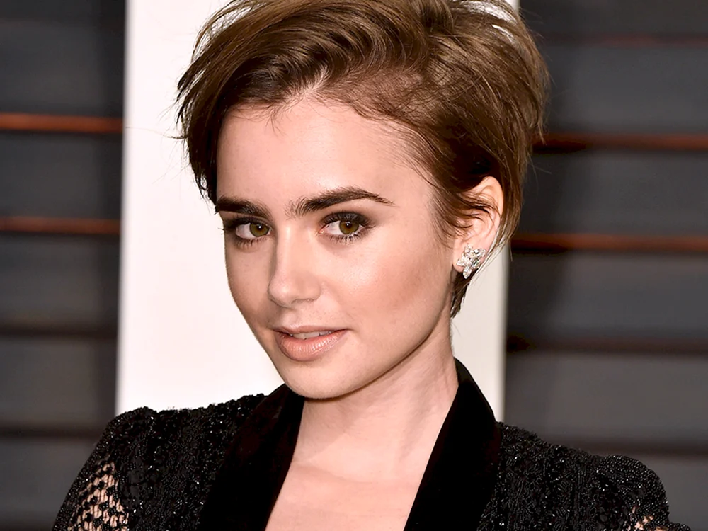 Lily Collins mit einem Kurzhaarschnitt