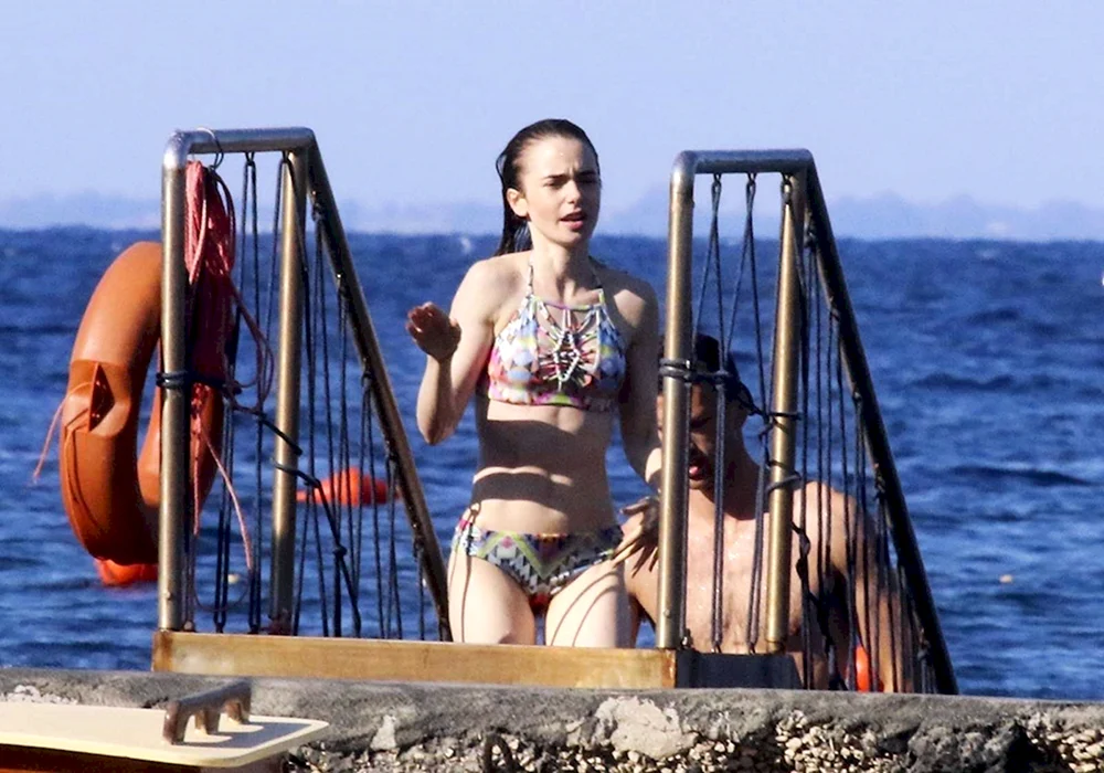 Lily Collins im Bikini