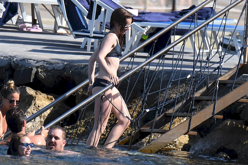 Lily Collins im Badeanzug