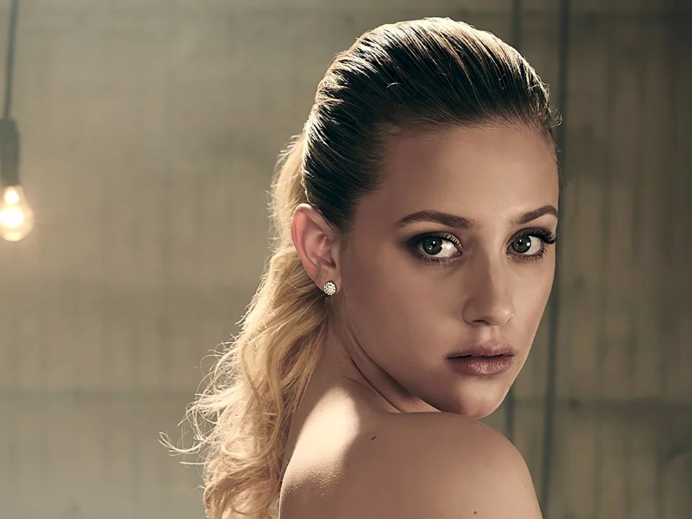Lili Reinhart