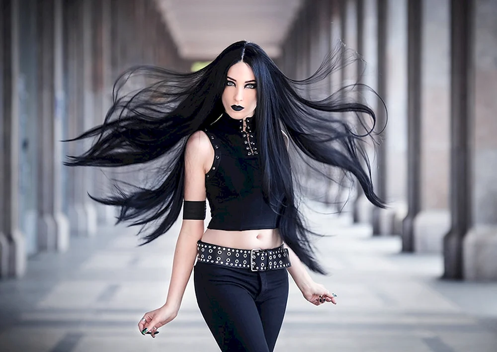 Linda Chus mit schwarzem Haar. Haarfarbe