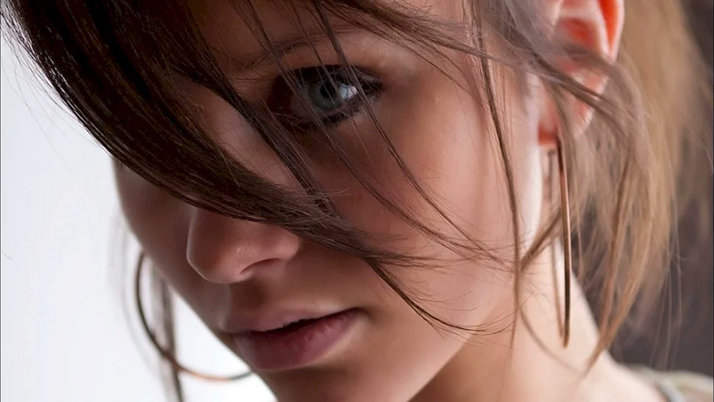Brunette mit Bob
