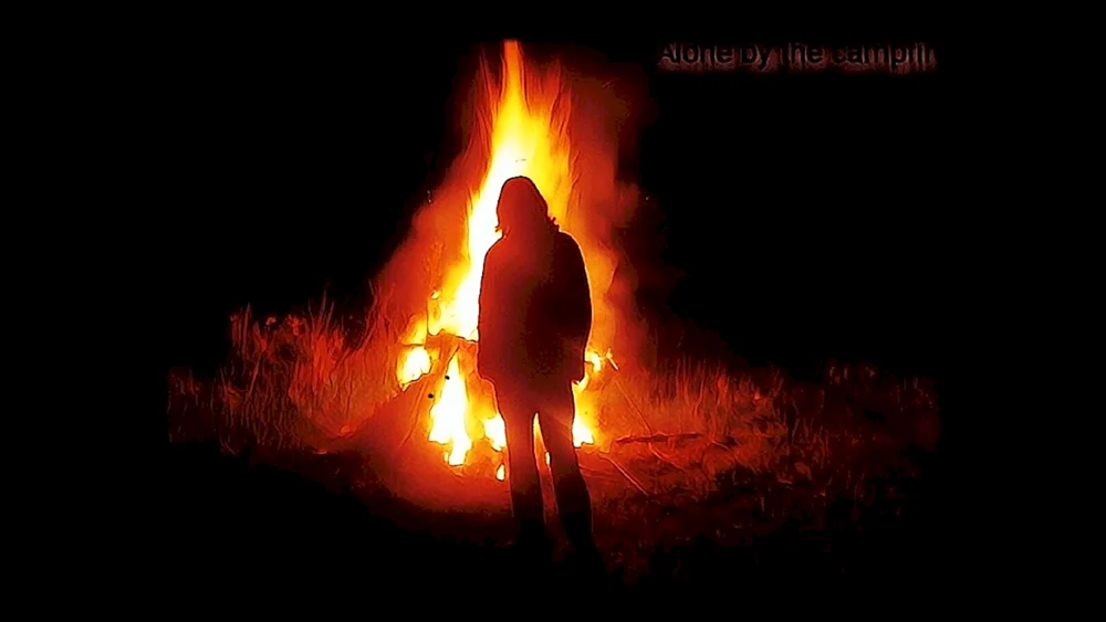Liebespaar am Lagerfeuer im Wald