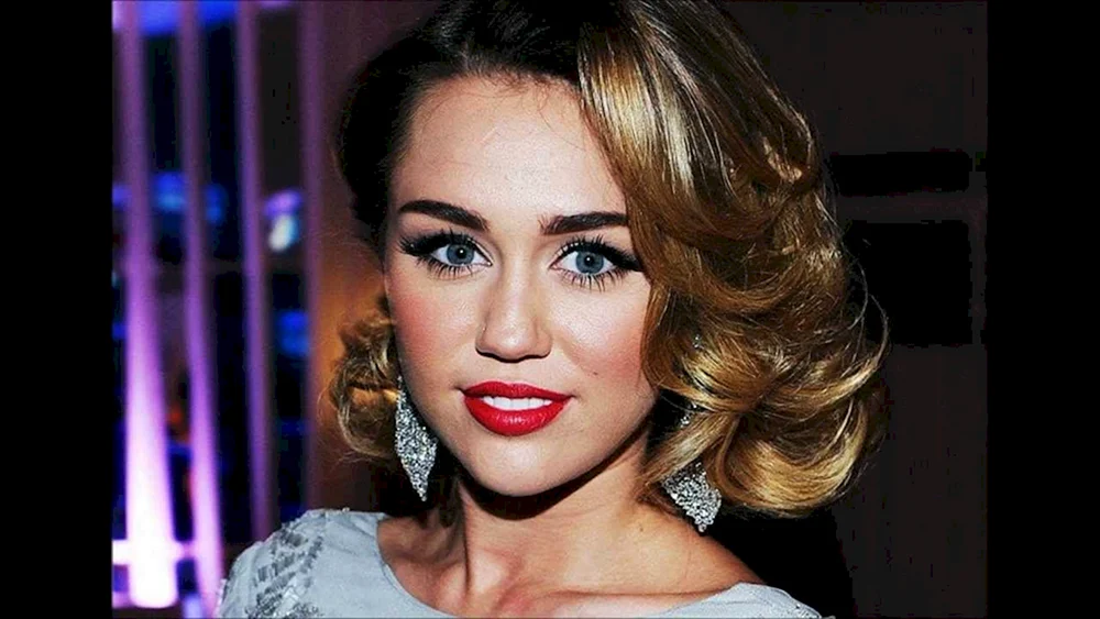 Hollywood Locken auf mittlerem Haar blond
