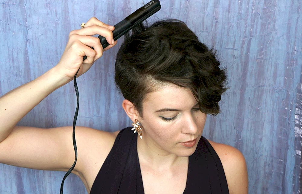 Lange Locken mit einem Glätteisen