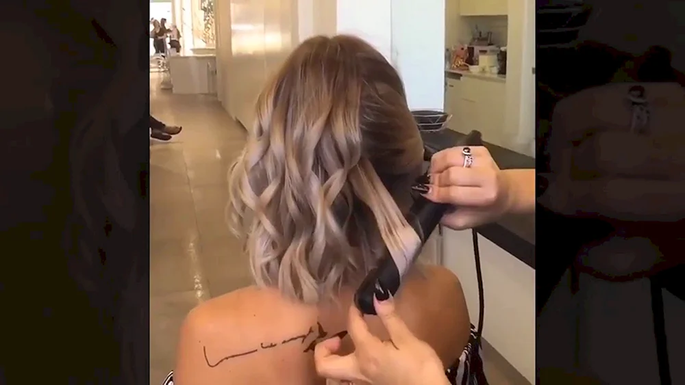 Bob-Locken mit Glätteisen Mittlere Haare mit Fransen mit einem Glätteisen