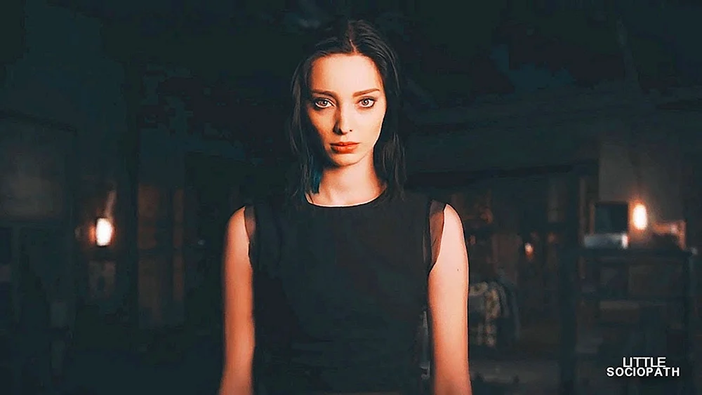Emma Dumont 2019