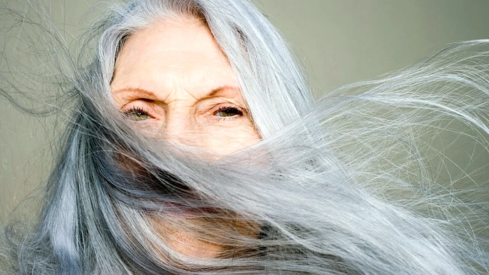 Graues Haar toupieren