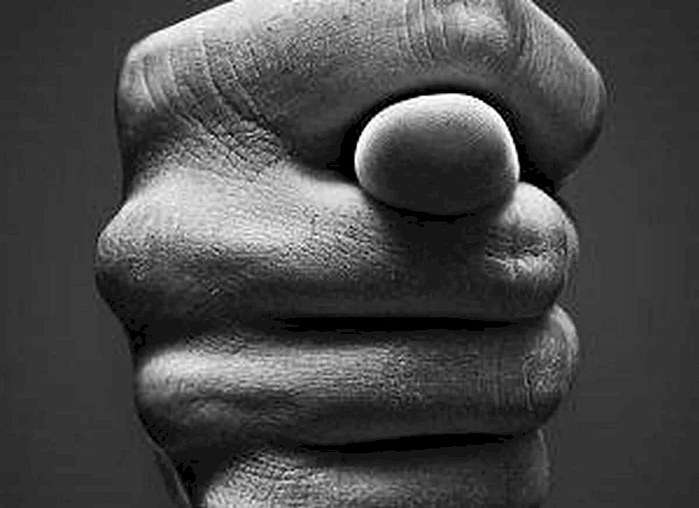 Figur mit drei Fingern