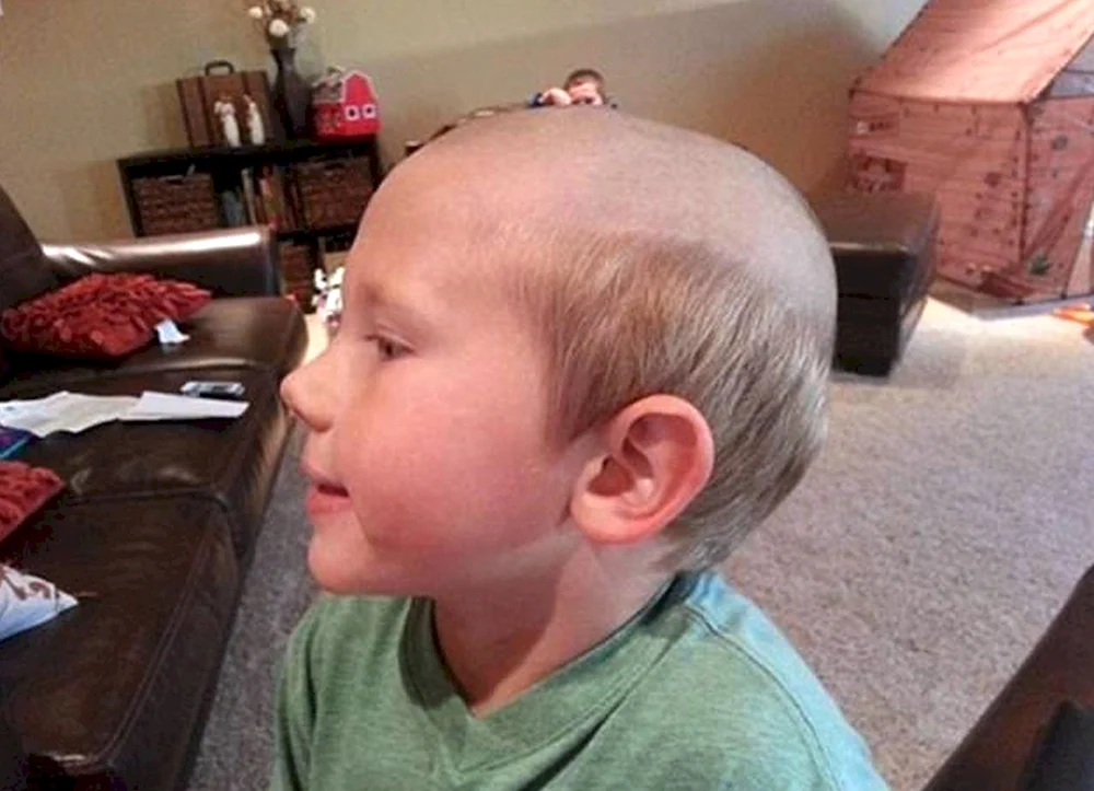 Kahlköpfige Frisuren für Jungen