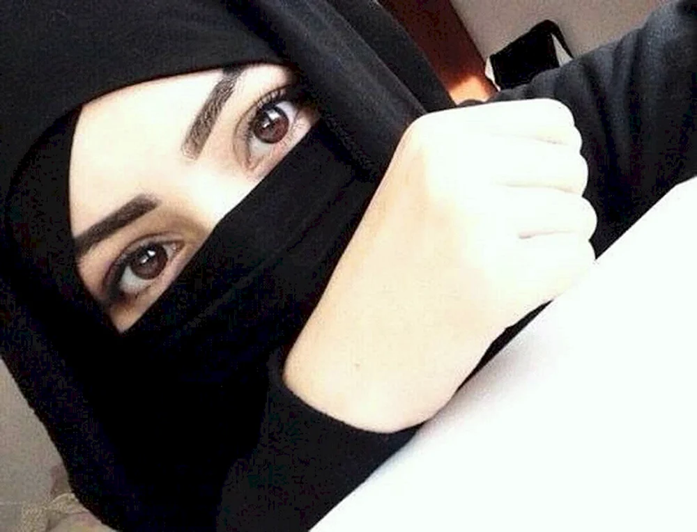 Muslimische Frau mit Blumen