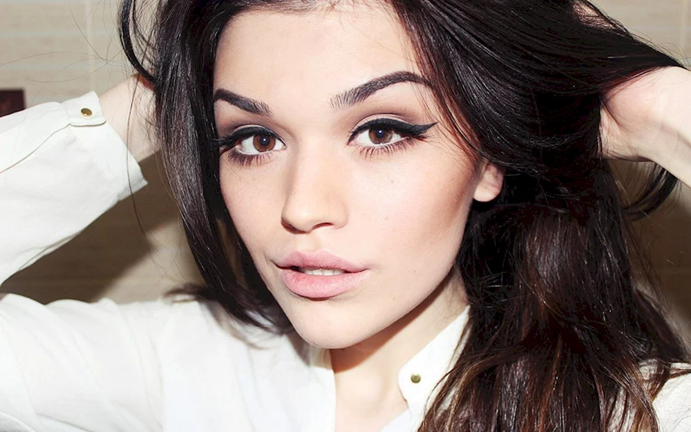 Makeup schwarze Haare und braune Augen
