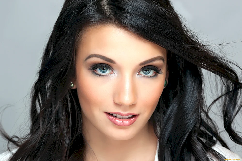 Make-up für blauäugige Brünette