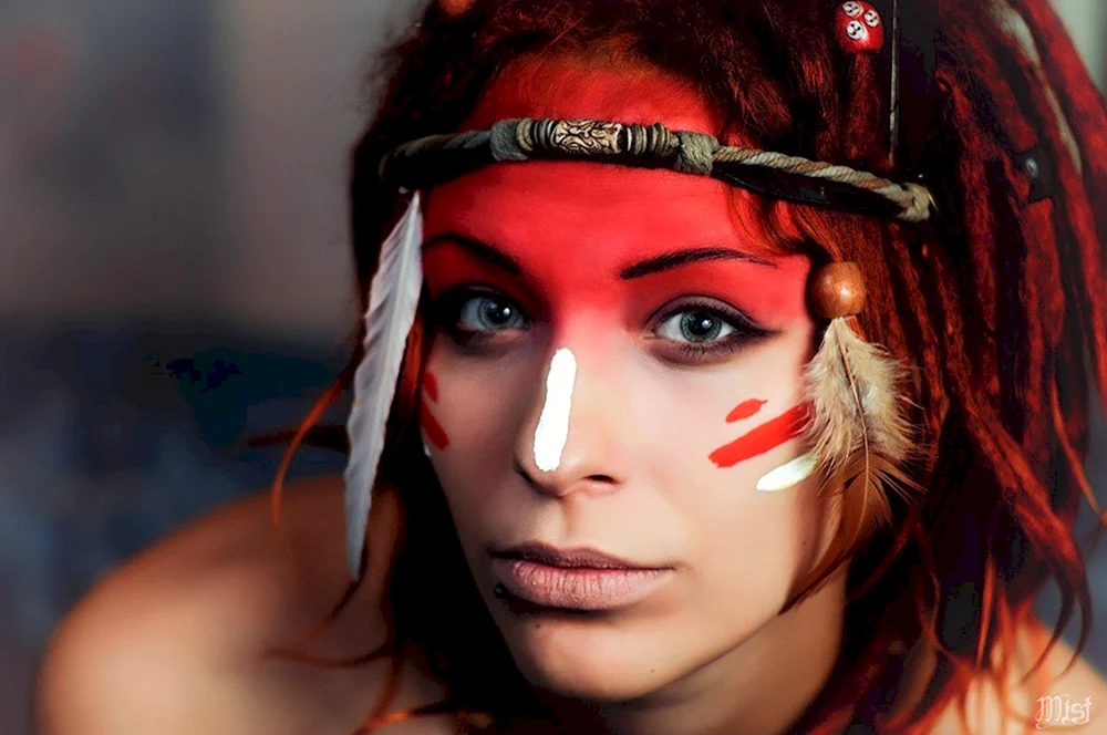 Indianisches Makeup für ein Mädchen