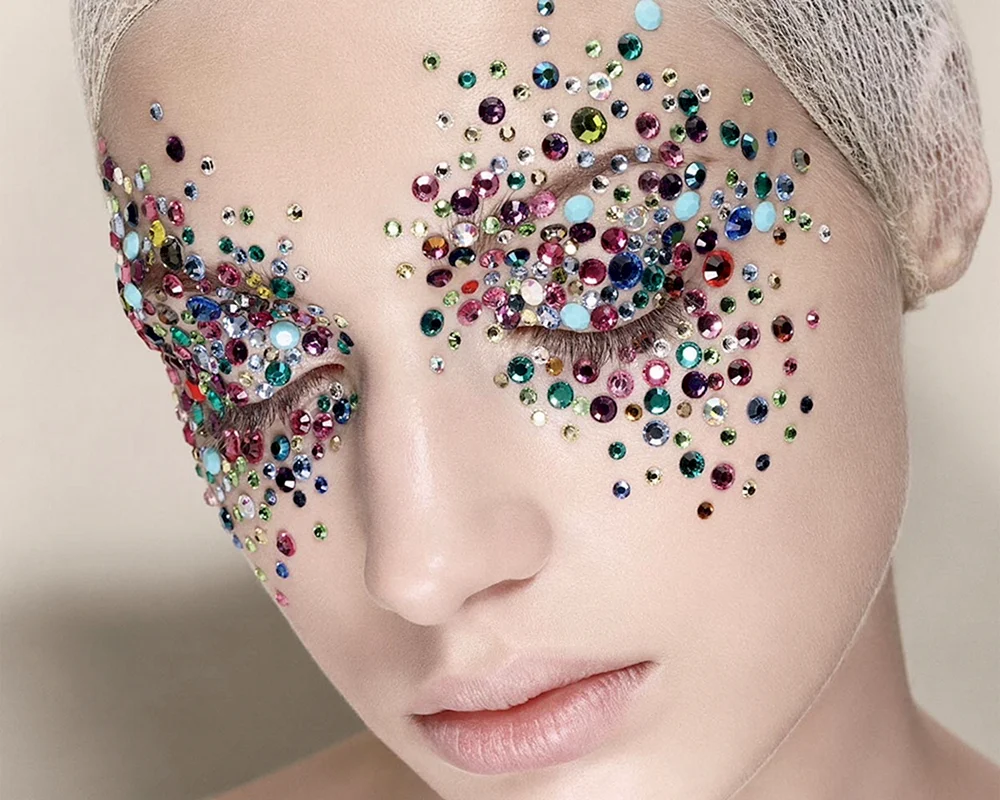 Glitter Makeup mit Strass