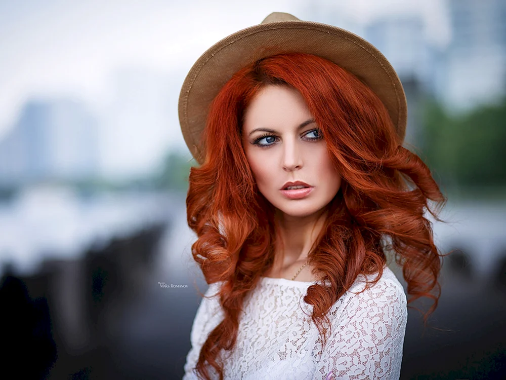 Polina Belyavina rote lockige Haare