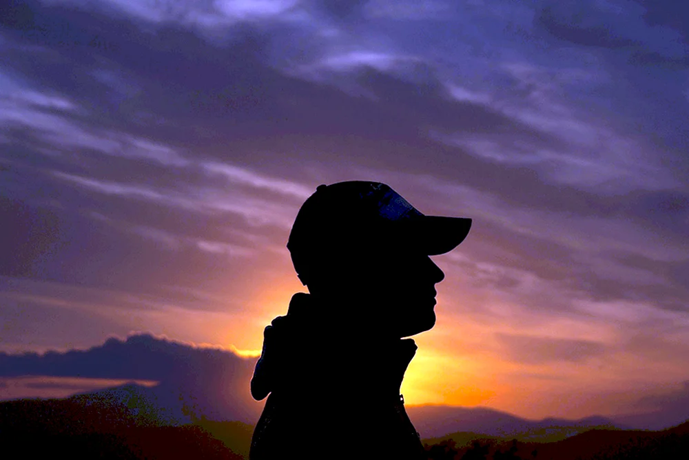 Junge bei Sonnenuntergang