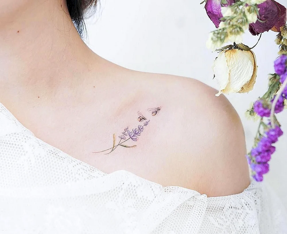 Tattoo auf Schlüsselbein für Mädchen