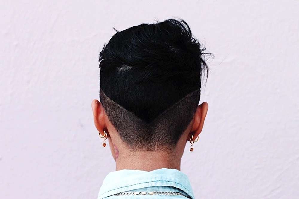 Ein Haarschnitt mit rasierten Schläfen für Frauen mit langem Haar