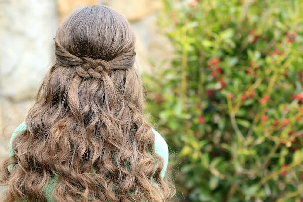 Frisuren mit Flechtwerk und Locken