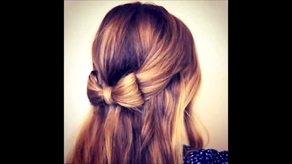 Schleifenfrisuren mit Zöpfen