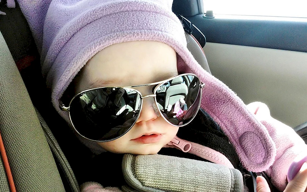 Baby mit Brille
