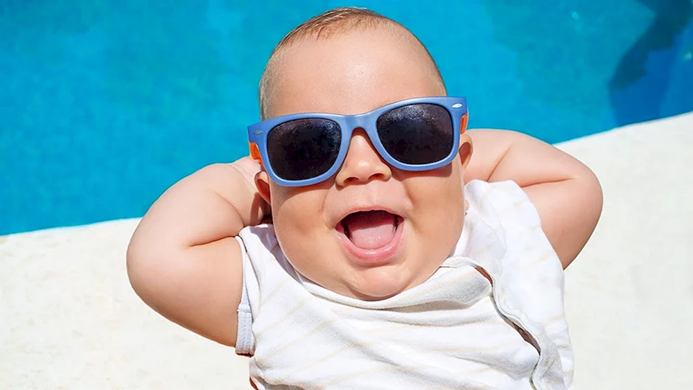 Baby mit Sonnenbrille
