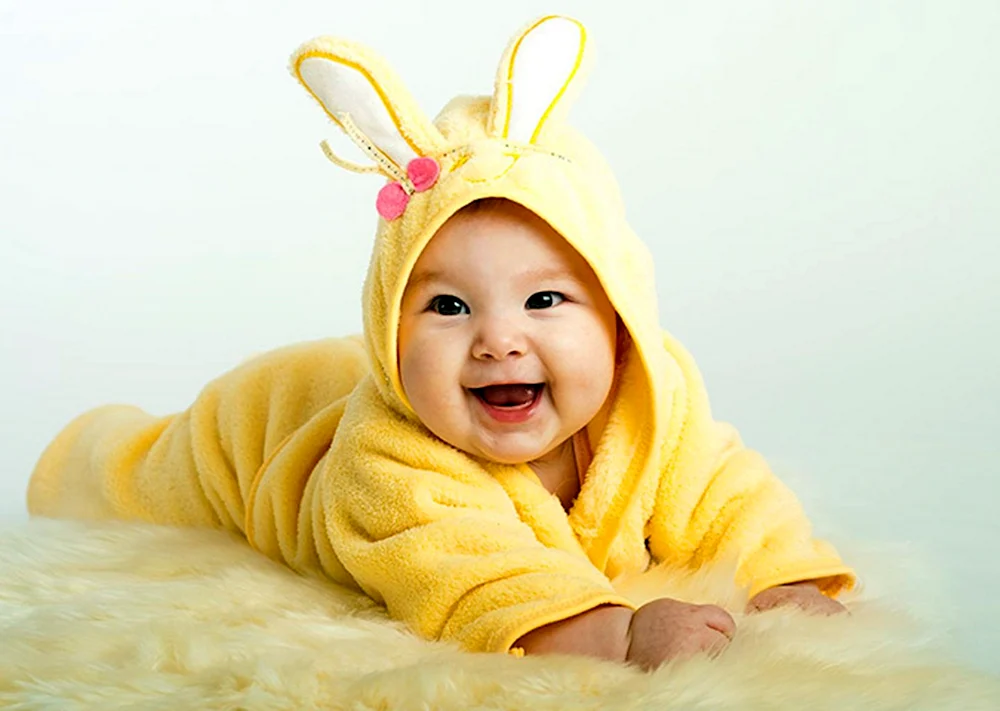 Baby in Gelb