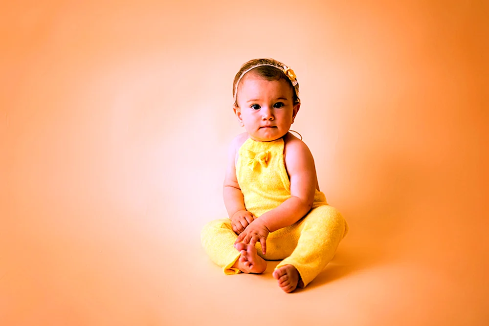 Baby in Gelb