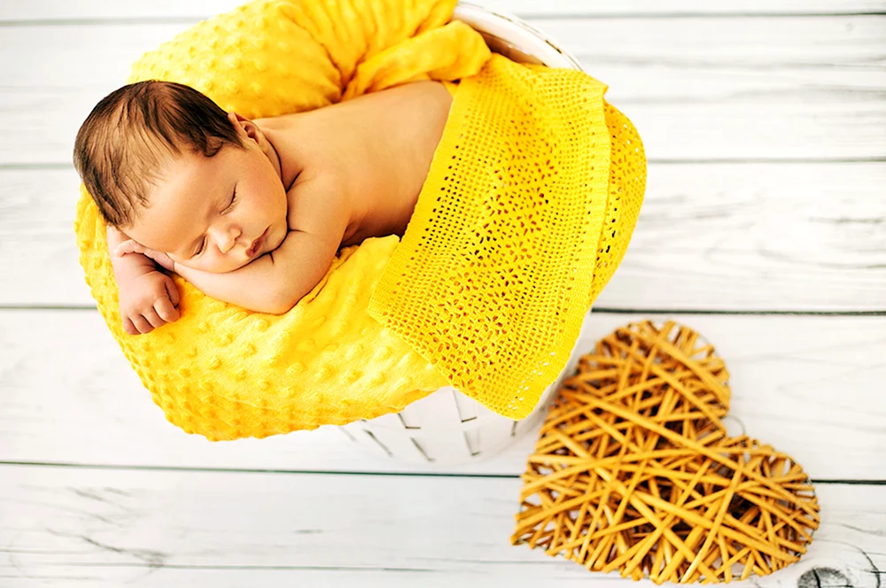 Baby in Gelb