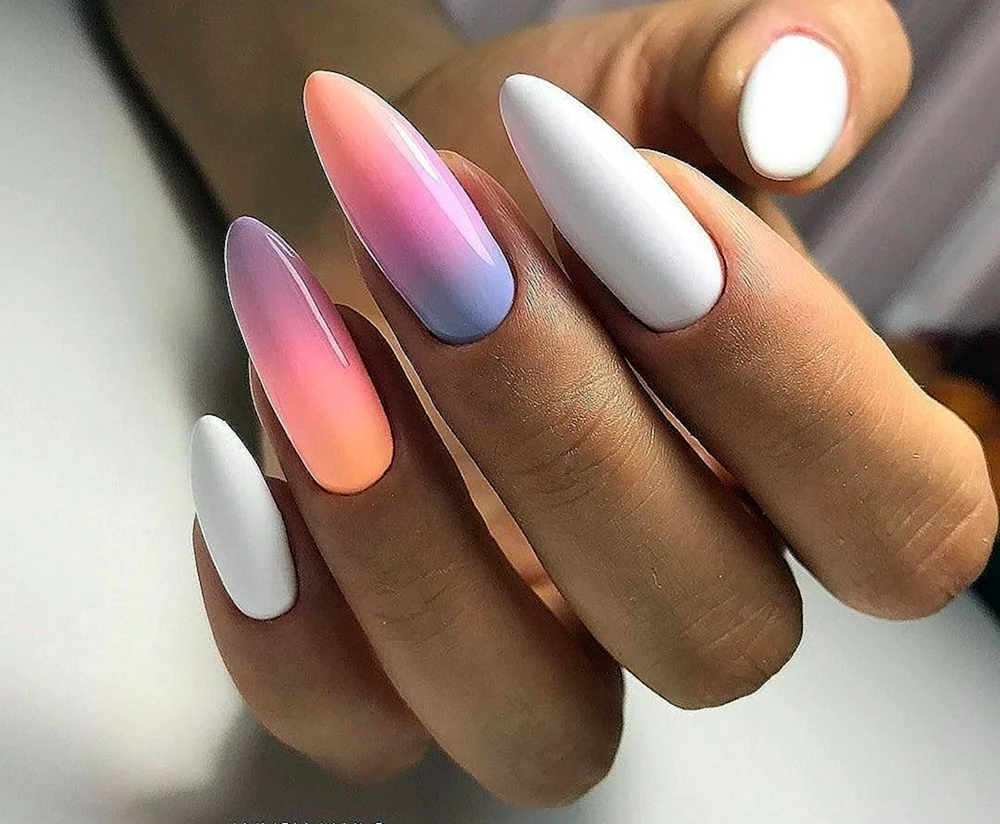 Gradient auf mandelförmigen Nägeln