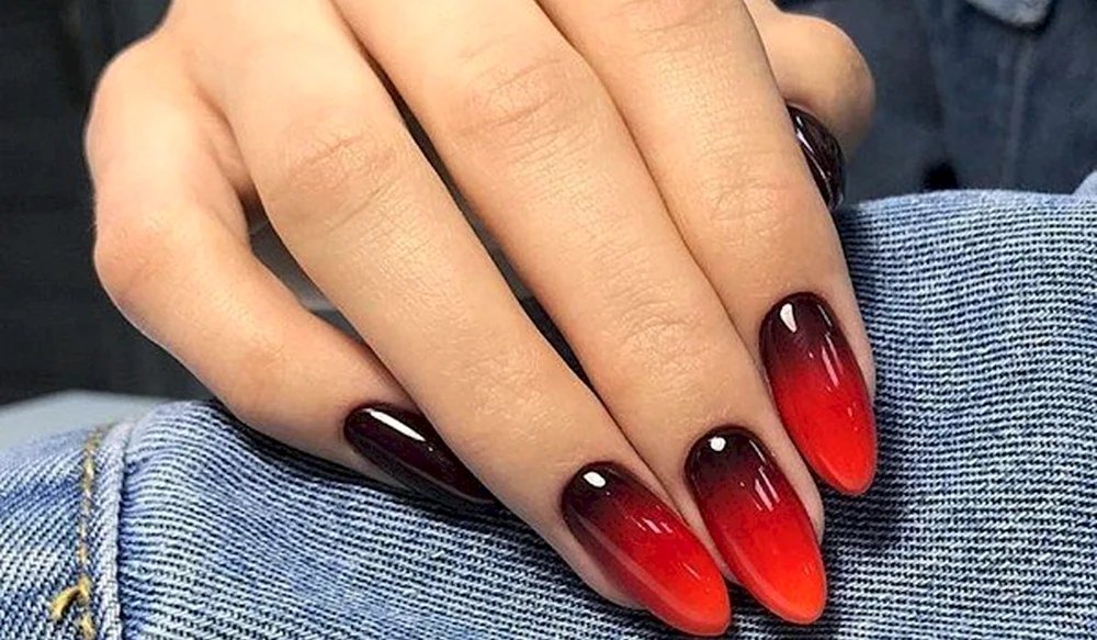 Ombré rote Maniküre