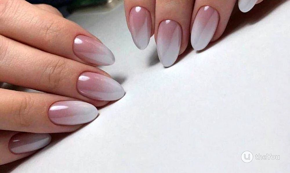 Ombré Mandel Oval Nagelmaniküre