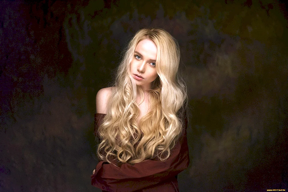 Blond mit langen Haaren