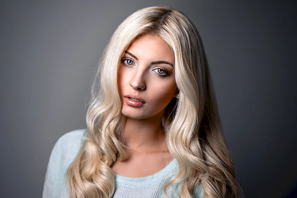 Blond mit langen Haaren