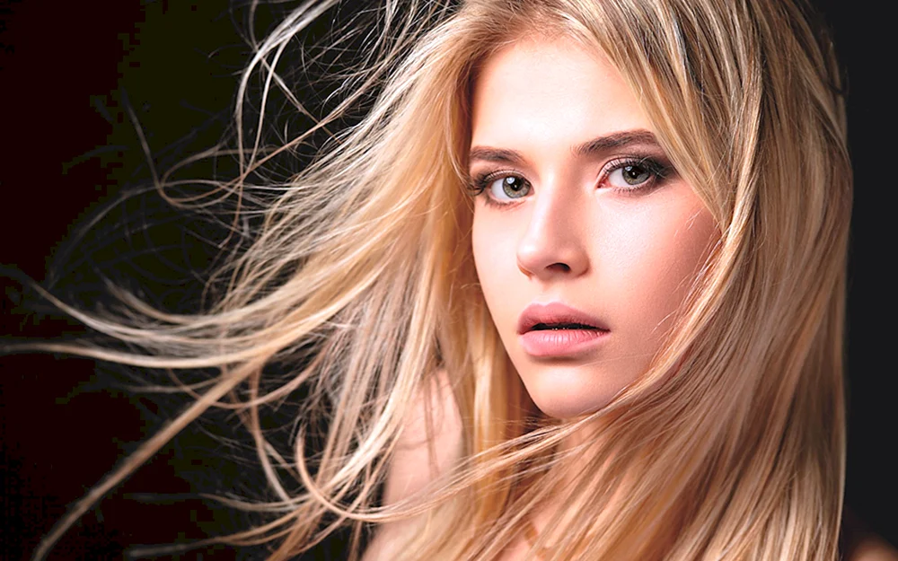 Peppel blond Valentina Miller