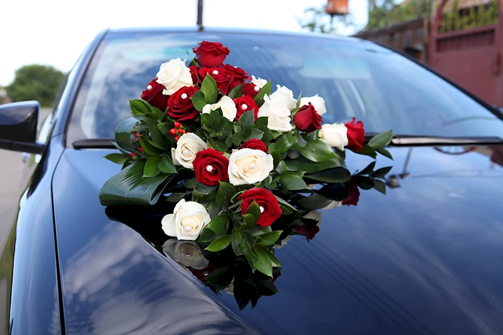Ein Auto mit Blumen