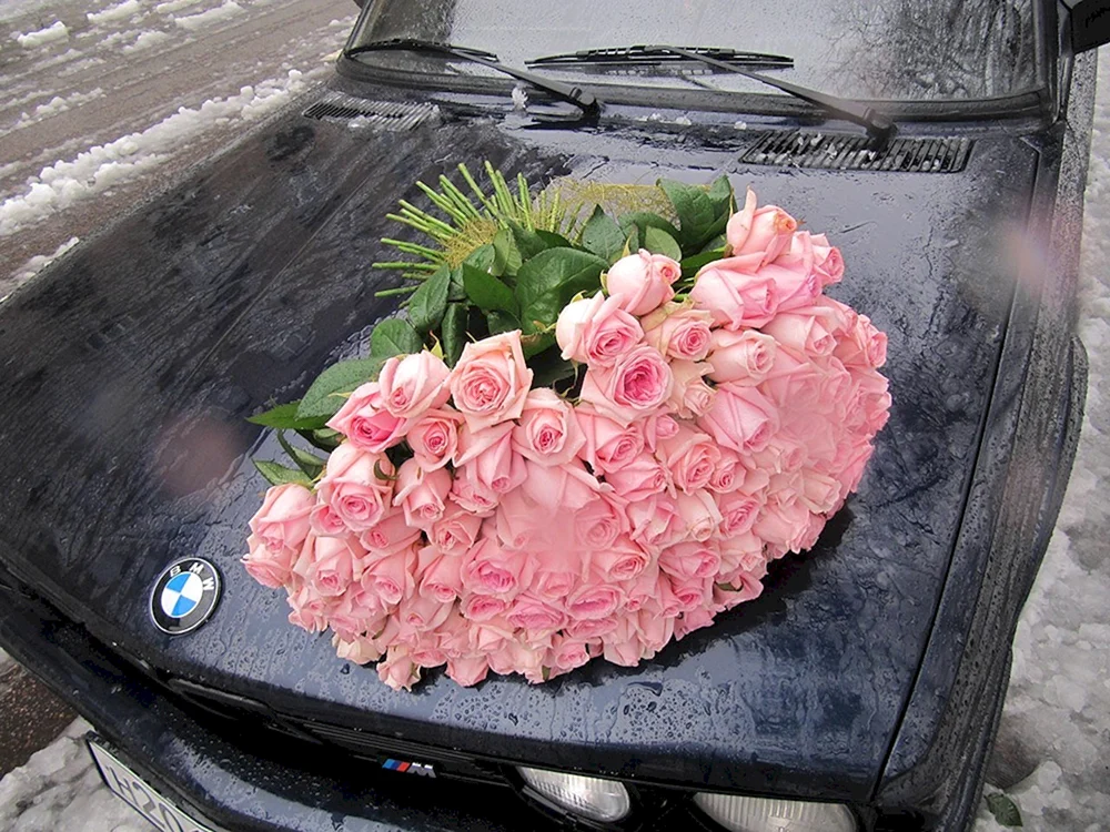 Mädchen mit Blumen im Auto