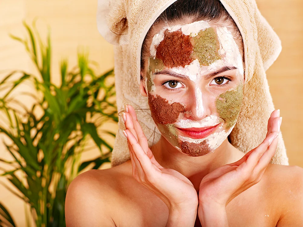 Mädchen mit einer Maske im Gesicht