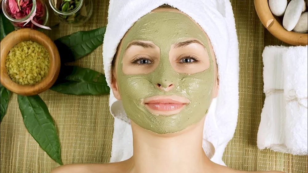 Mädchen mit einer Maske im Gesicht