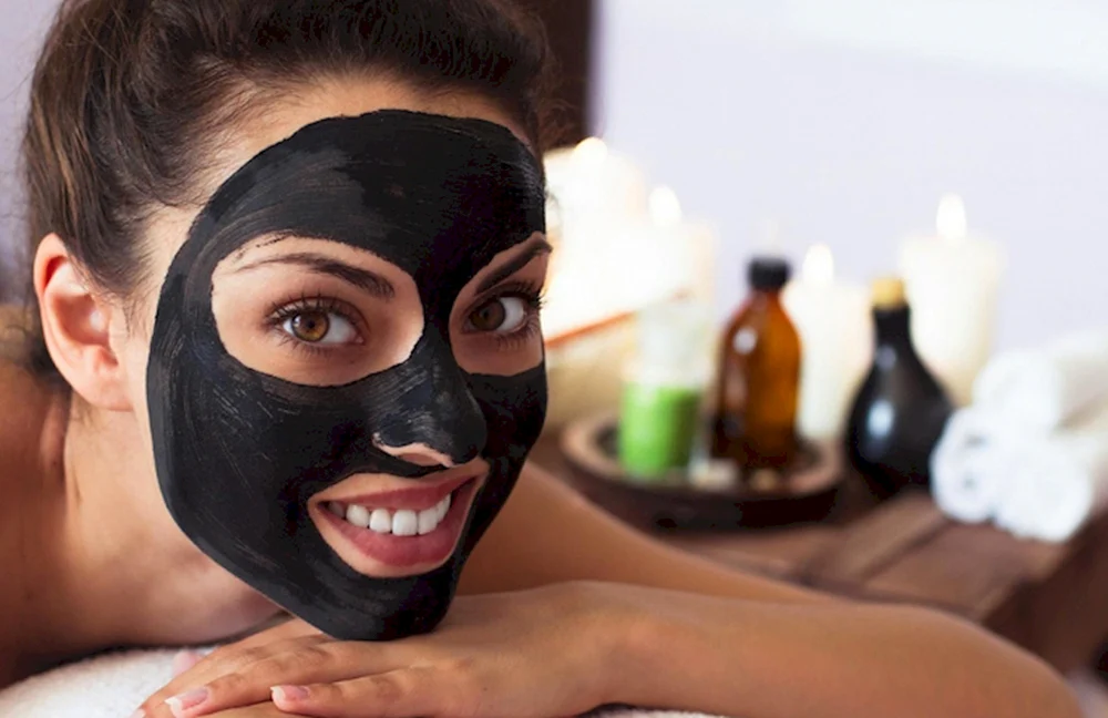 Mädchen mit einer Maske im Gesicht