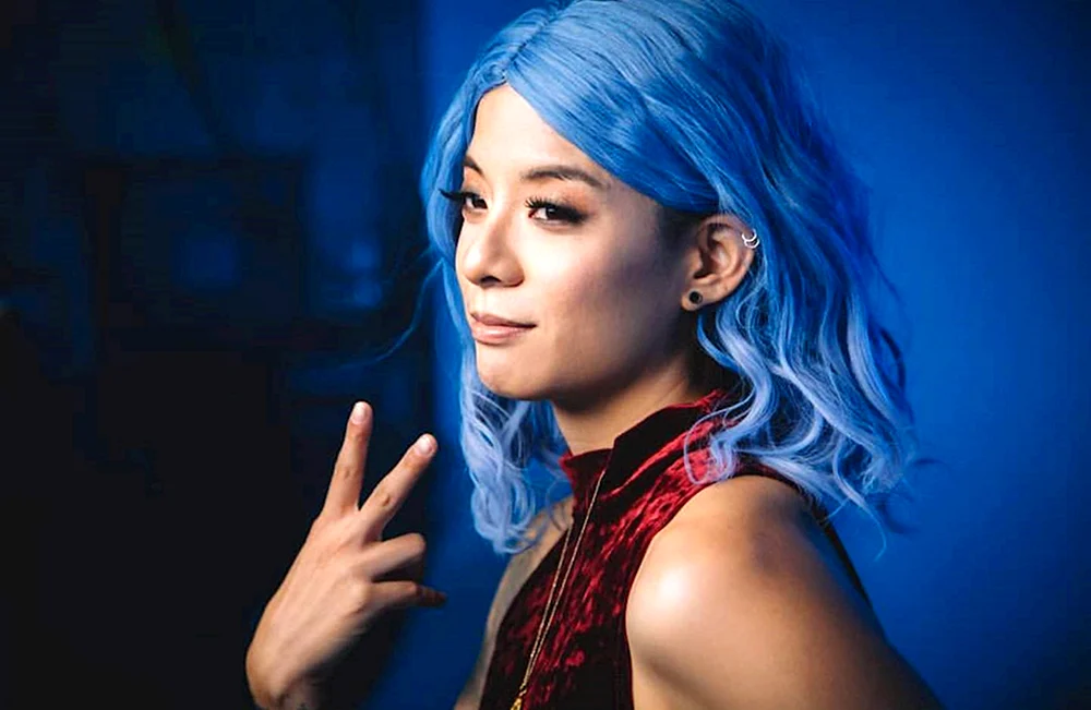 Mazelov mit blauen Haaren