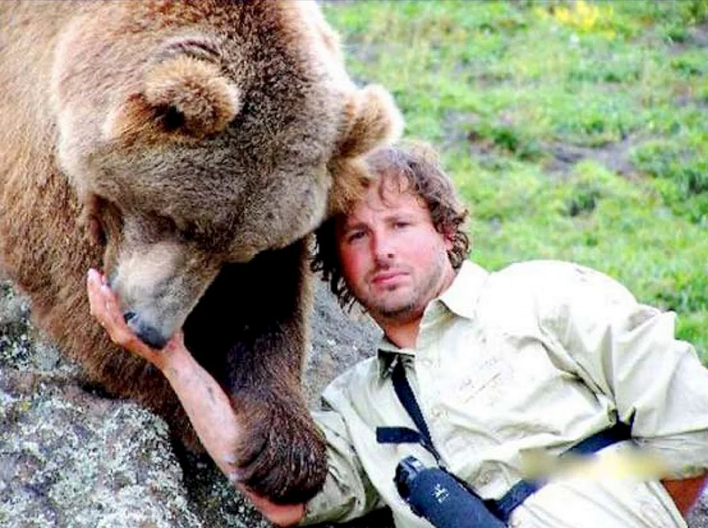 Grizzly Bär und Mann Freundschaft
