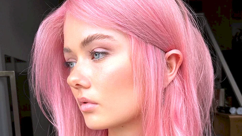 Megan Fox mit rosa Haaren