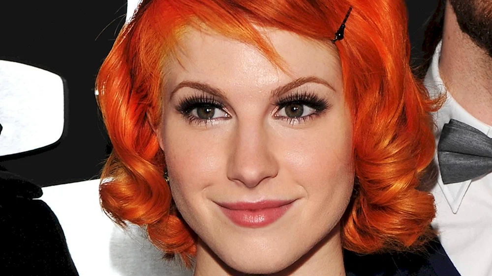 Rote Locken bob
