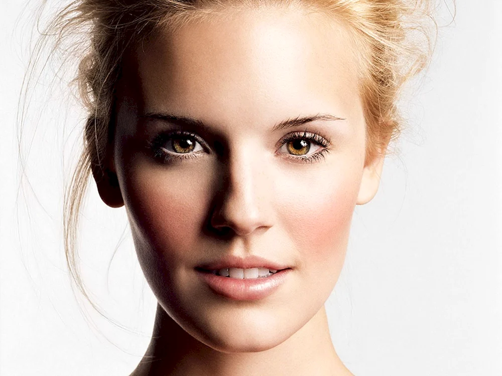 Maggie Grace Ganzgesicht