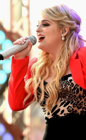 Meghan Trainor in Handschuhen