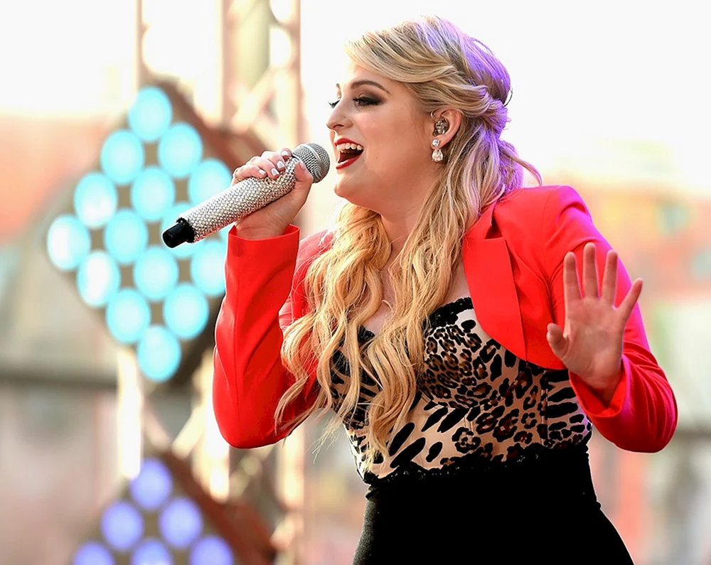 Meghan Trainor in Handschuhen