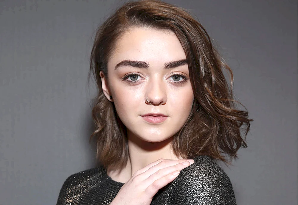 Maisie Williams Piercings