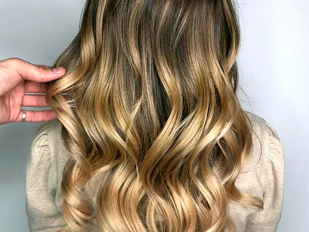 Shatush auf dunkelblondem Haar mittel
